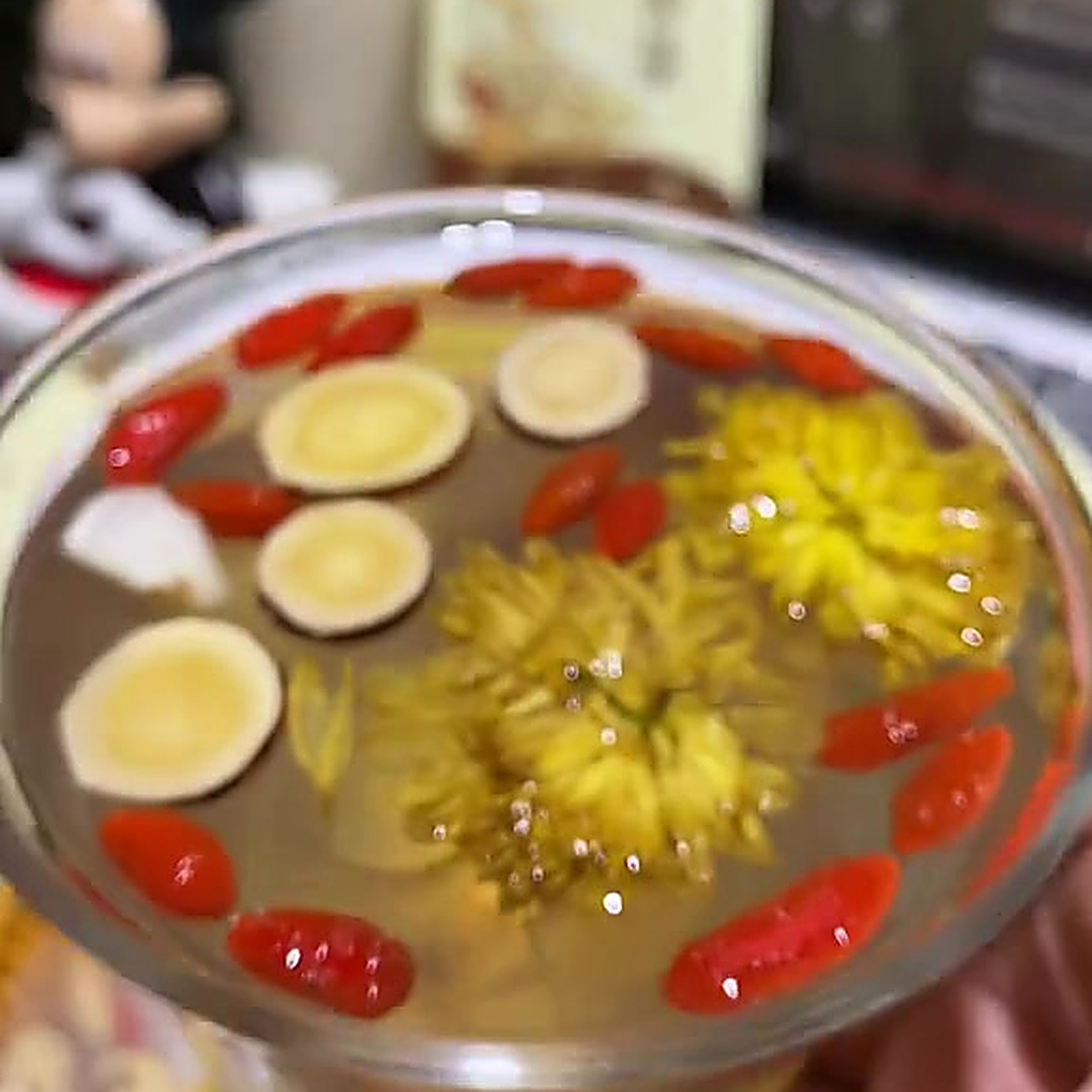 皇菊枸杞甘草在茶汤中漂浮,汤色清亮